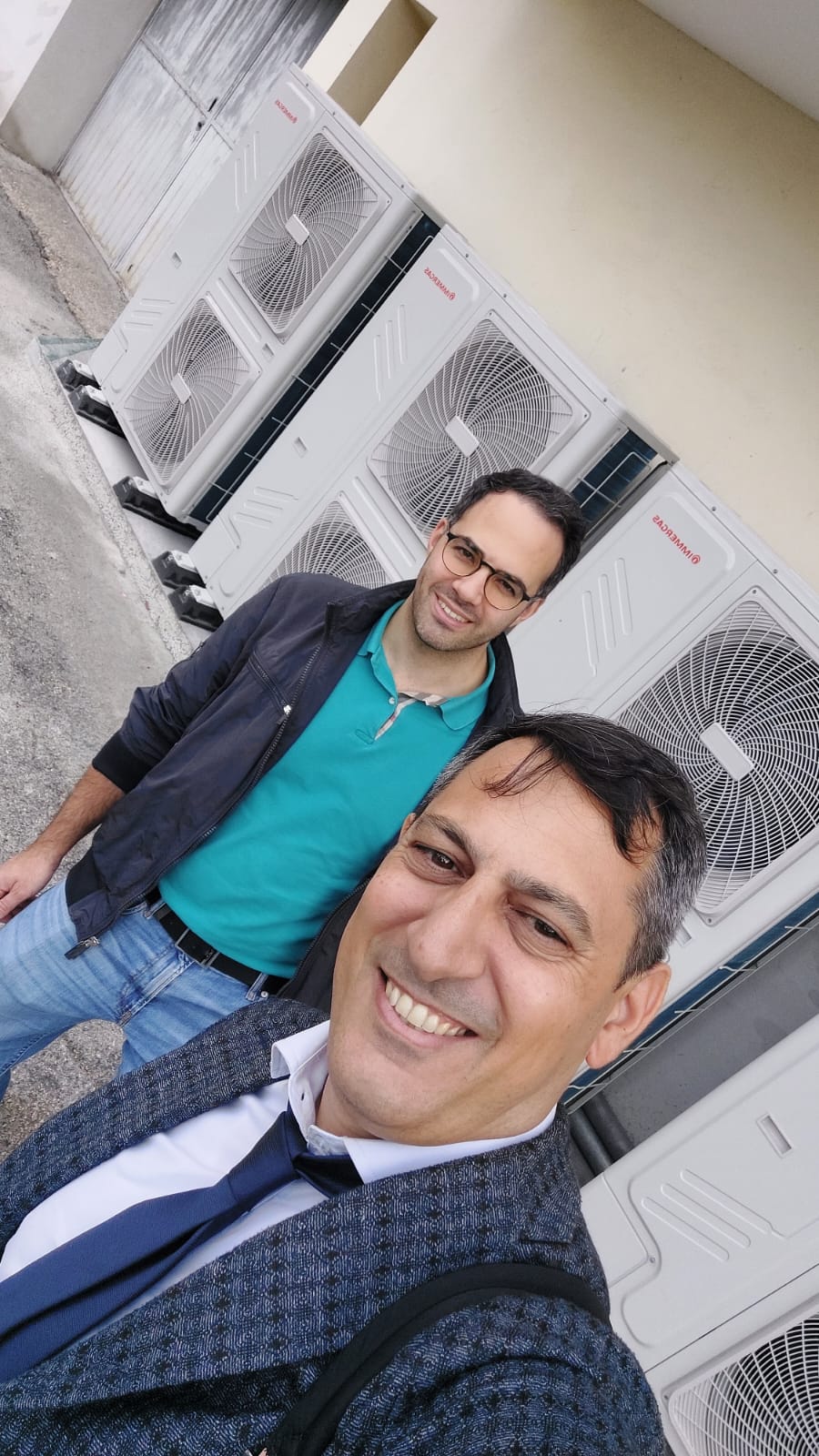 Batteria di unità esterne a pompa di calore in cantiere