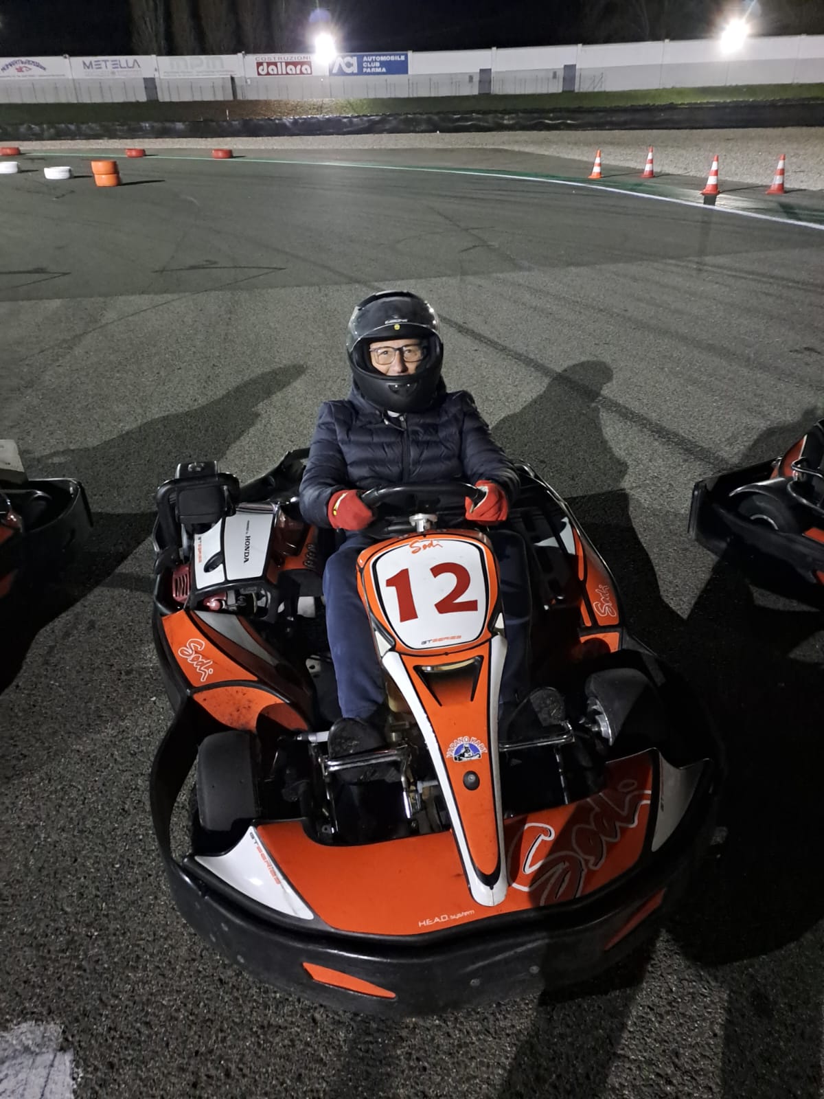 Serata di squadra in pista da kart