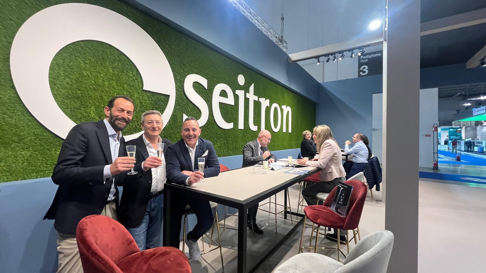 Del Nunzio con il team Seitron durante una fiera