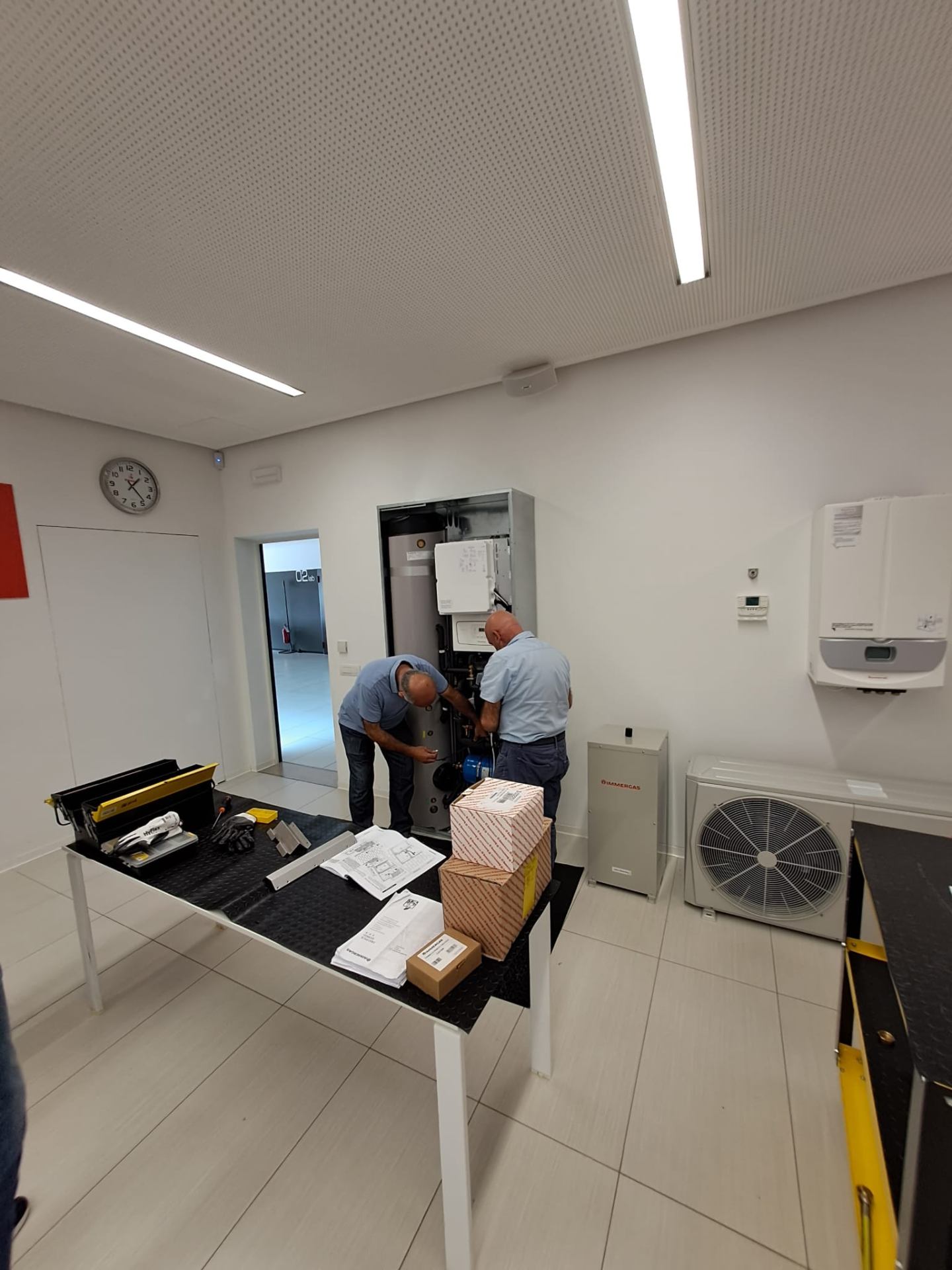 Tecnici al lavoro nello showroom Immergas